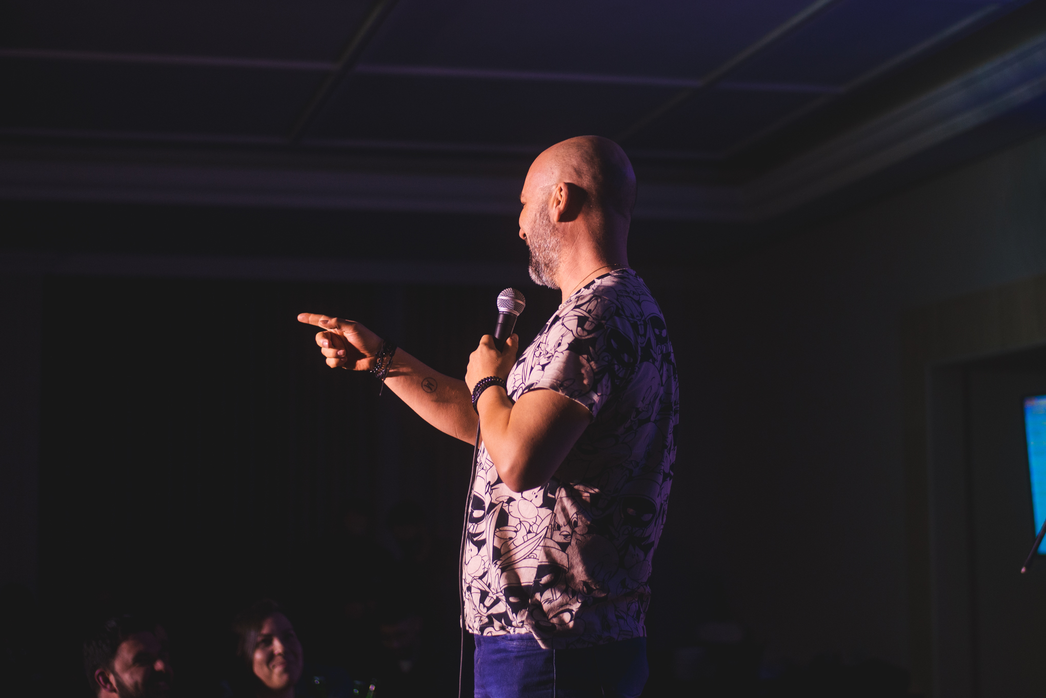 Público acompanhando noite de Open Mic