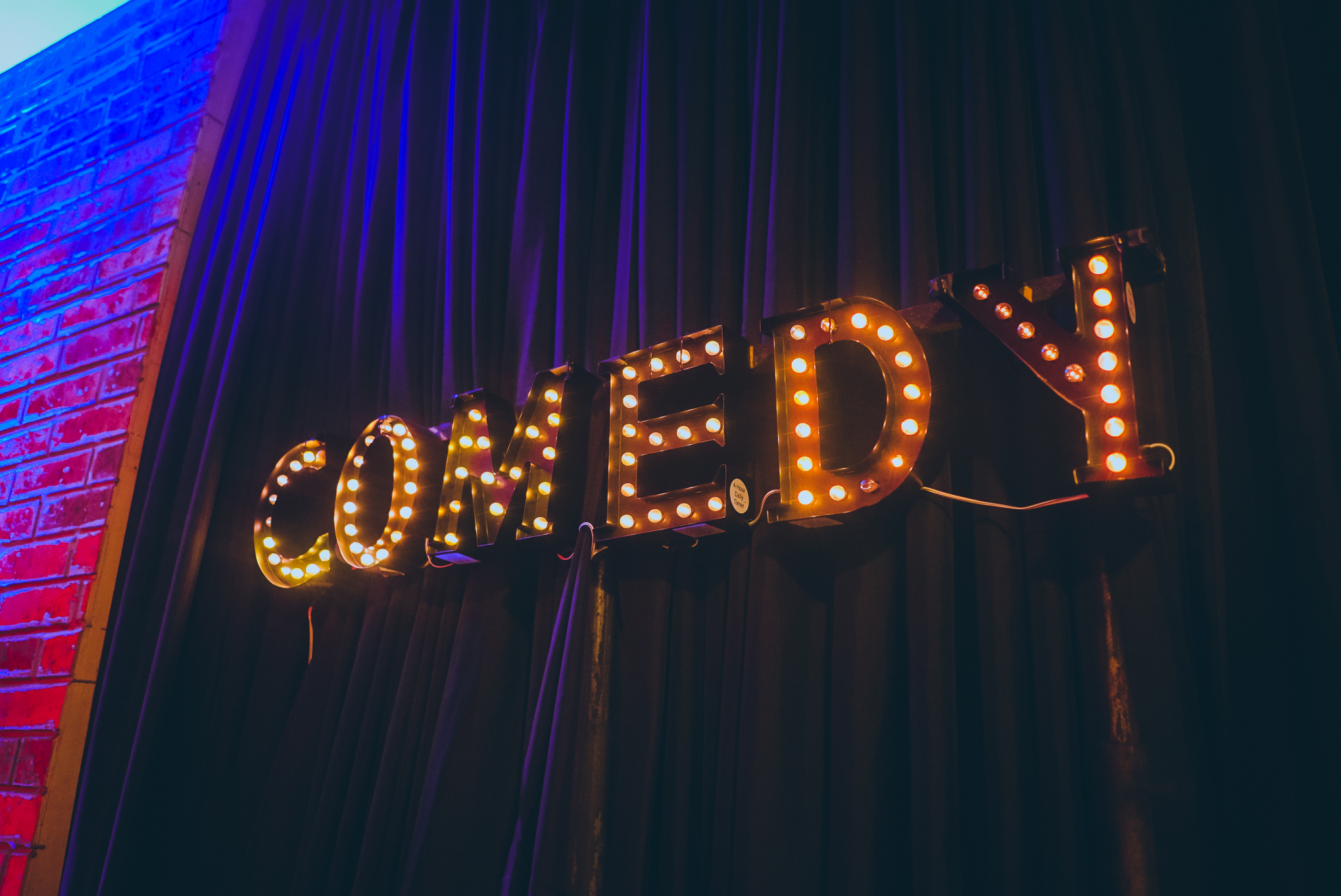 Comediante no palco do Open Mic